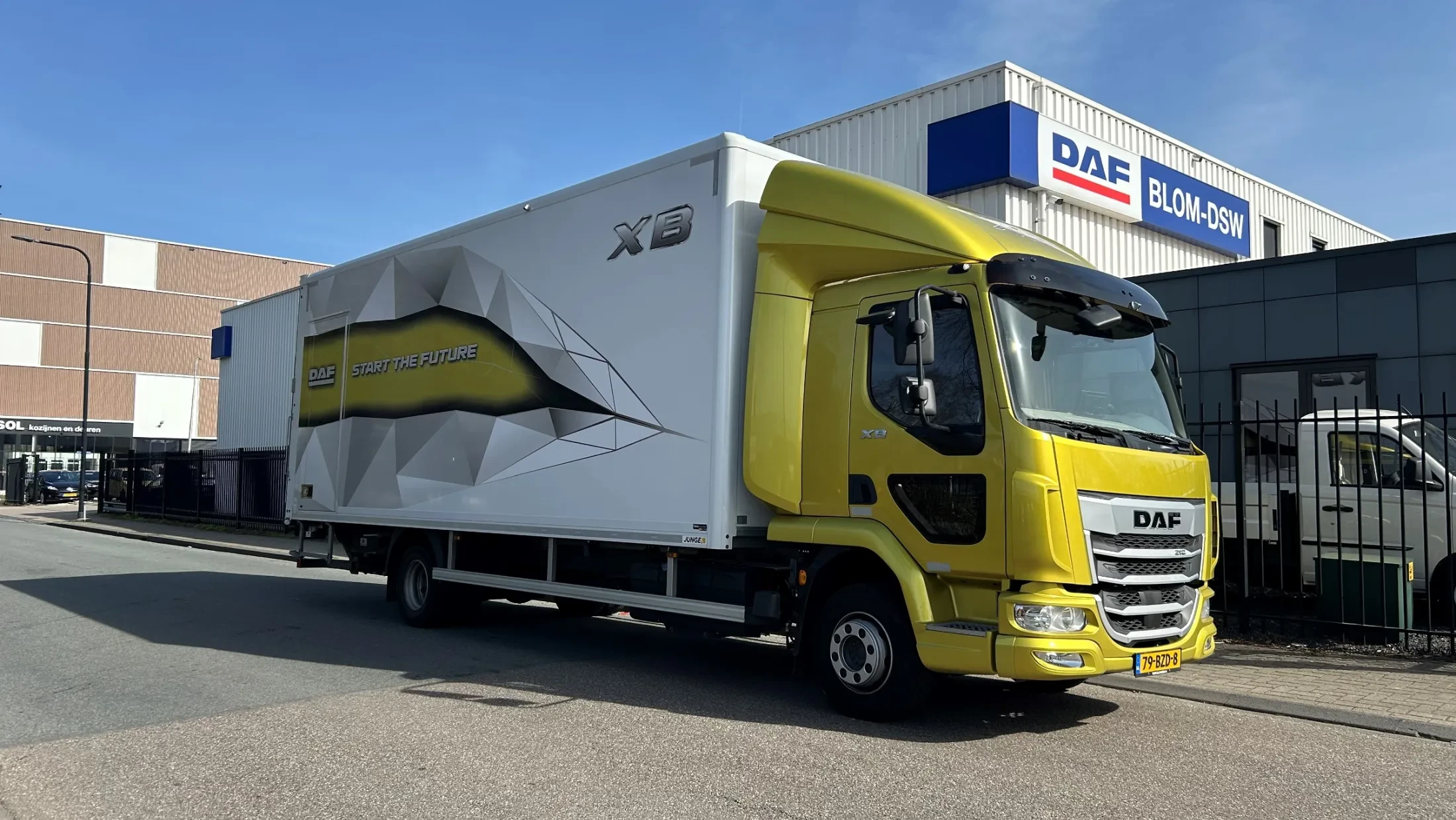 DAF XB 210 FA VDC 12T - Van der Dussen