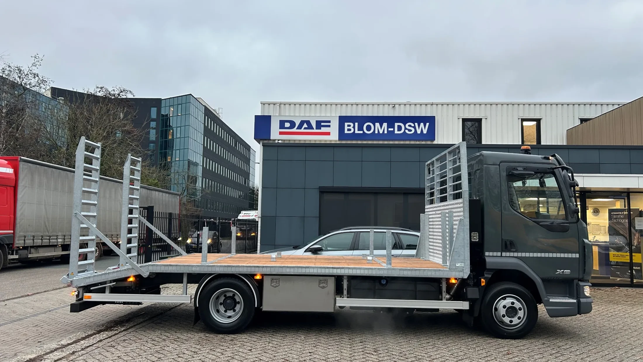 Loonbedrijf en Kraanverhuur Van Leeuwen BV - XB 230 FA DC 12T