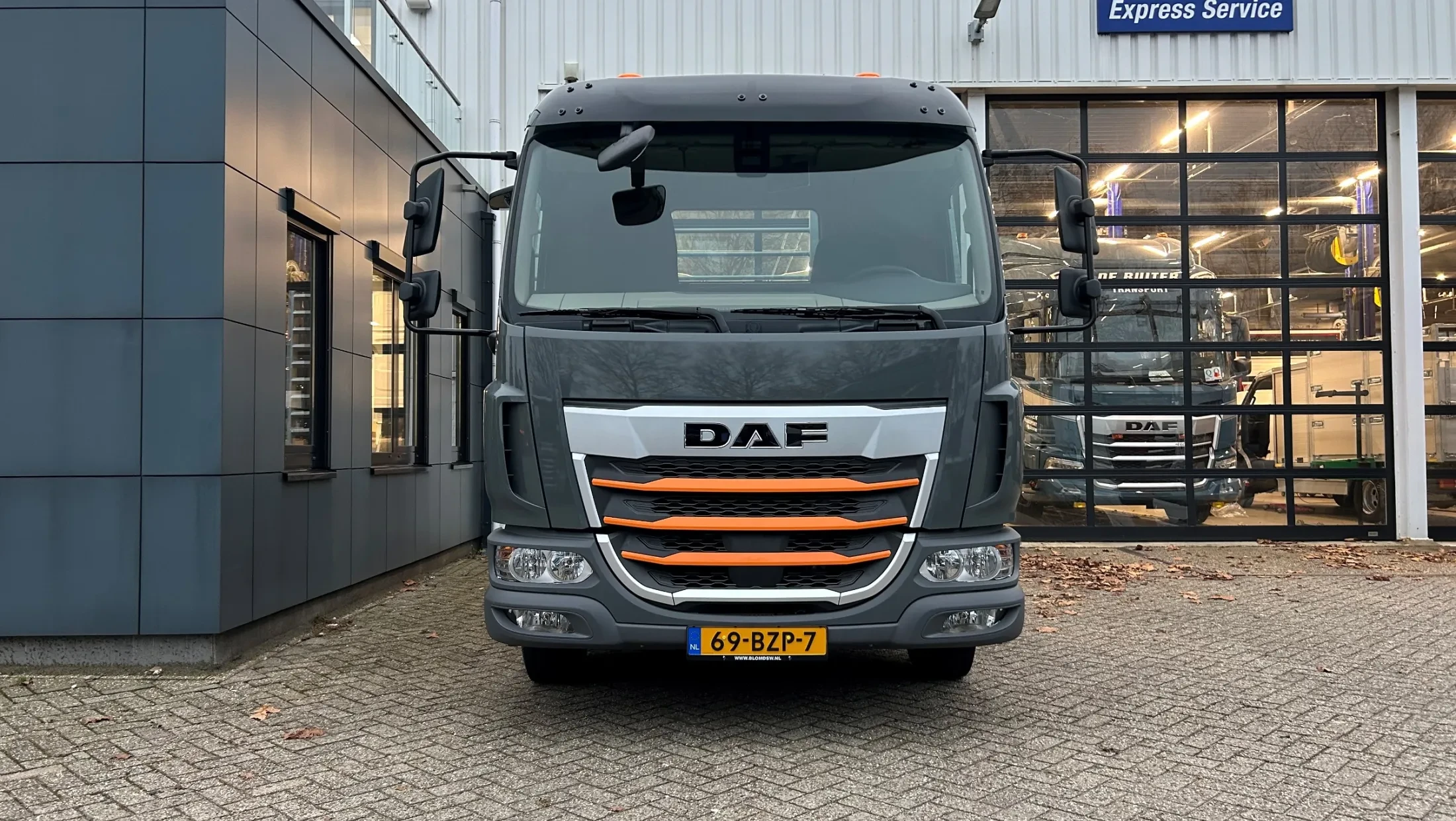 Loonbedrijf en Kraanverhuur Van Leeuwen BV - XB 230 FA DC 12T