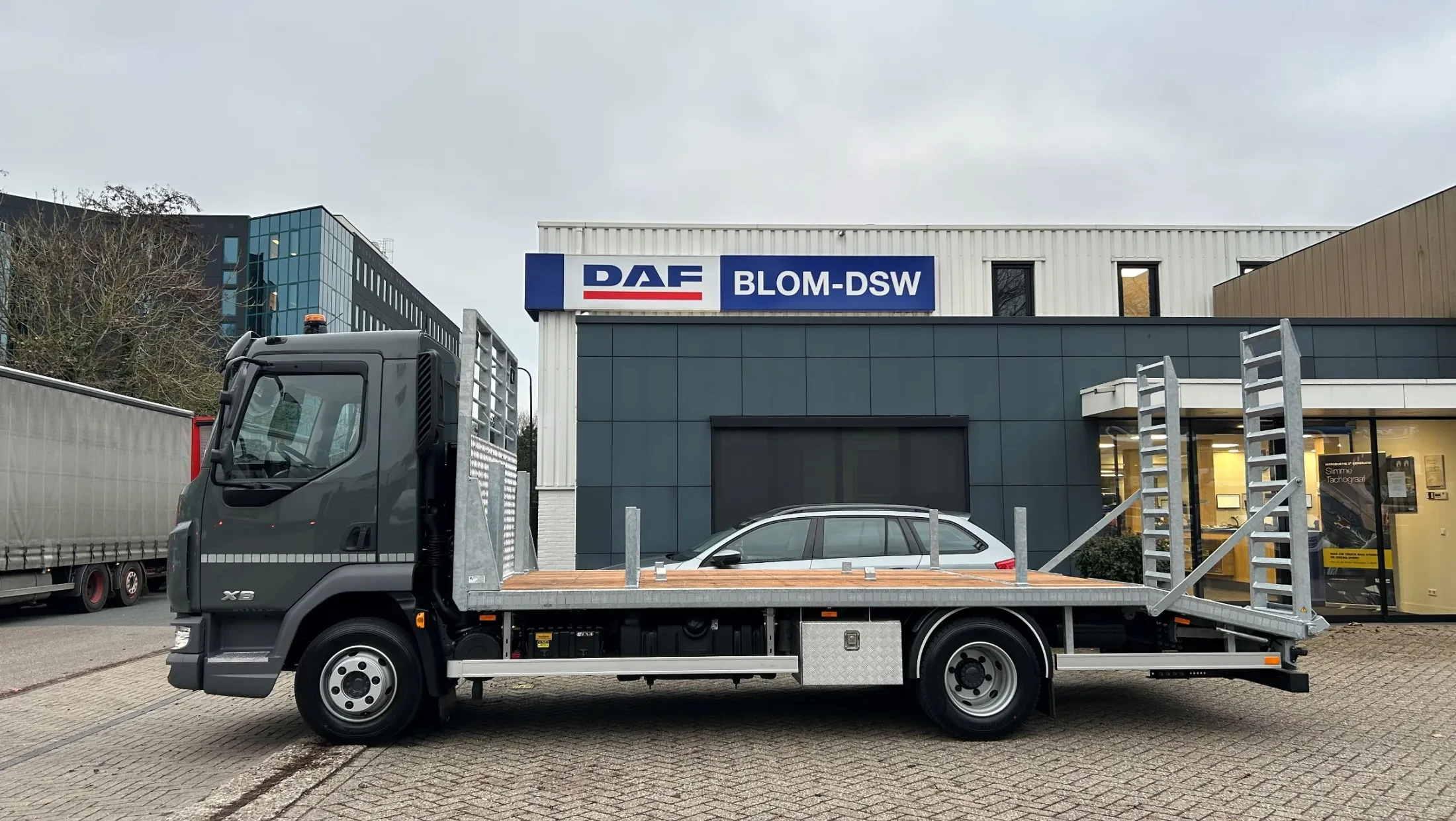 Loonbedrijf en Kraanverhuur Van Leeuwen BV - XB 230 FA DC 12T